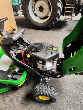 John Deere X147R 190244472 © GM Bilder