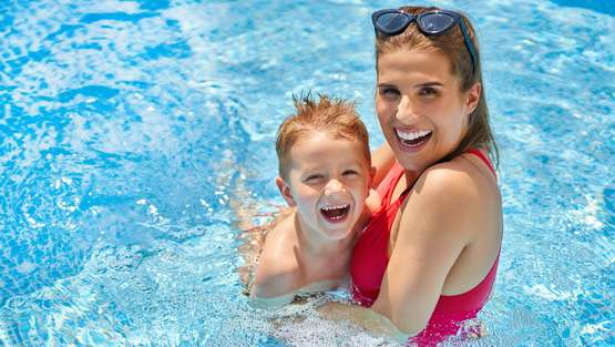 frau und kind pool.jpg frau und kind pool.jpg