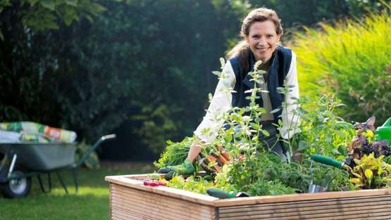 frau-beim-hochbeet.jpg frau-beim-hochbeet.jpg
