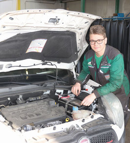 Mechaniker KFZ 2 (DRUCK).jpg Mechaniker KFZ 2 (DRUCK).jpg