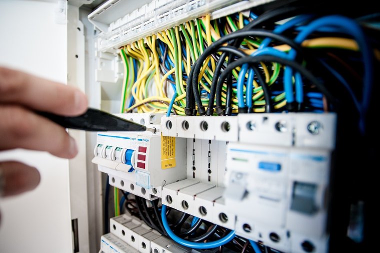 Symbolfoto Elektrotechnik Schaltkasten.jpg Symbolfoto Elektrotechnik Schaltkasten.jpg