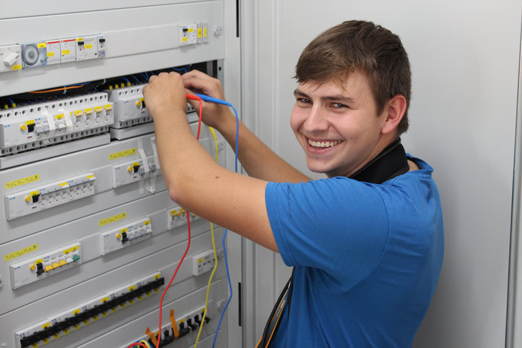 Service- und Prüftechniker.jpg Service- und Prüftechniker.jpg